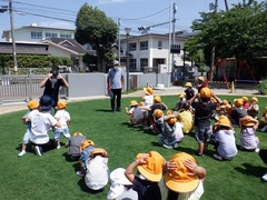 避難訓練をしている幼児の写真