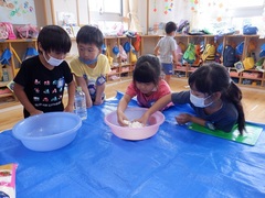 小麦粉粘土で遊ぶ幼児の写真
