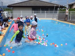 プール遊びをしている幼児の写真