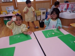 小麦粉粘土で遊ぶ幼児の写真