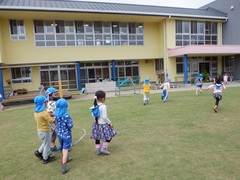 園庭の遊ぶ幼児の写真