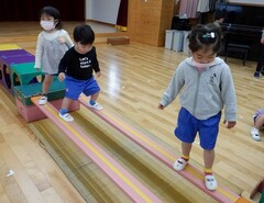 巧技台で遊ぶ幼児の写真