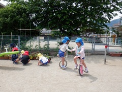 一輪車する幼児の写真