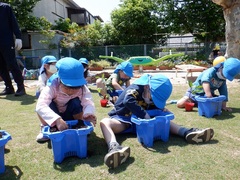 幼児が夏野菜の苗植えをしている写真