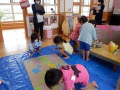 絵の具で遊んでいる幼児の写真