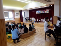 音楽会ごっこをしている幼児の写真