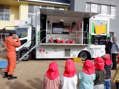 起震車に乗る幼児の写真