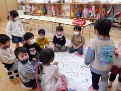 手作りのすごろくで遊んでいる幼児の写真