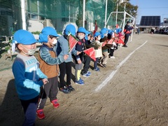 小学校のマラソン大会の応援をしている5歳児の写真