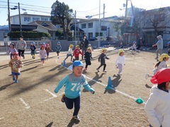 マラソンをしている幼児の写真