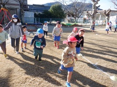 マラソンをしている幼児の写真