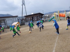 サッカーをする幼児の写真