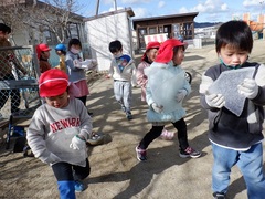 氷を触る幼児の写真