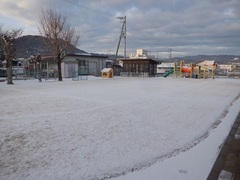 雪が積もっている園庭の写真