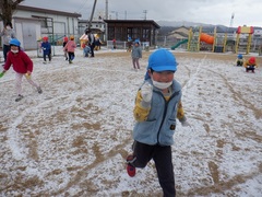 雪で遊んでいる幼児の写真