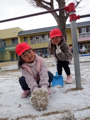 雪で遊んでいる幼児の写真