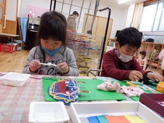 鬼のお面作りをする幼児の写真