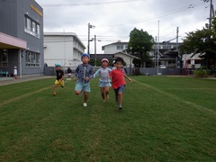 芝生で遊ぶ幼児の写真