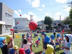 すずわりをする幼児の写真