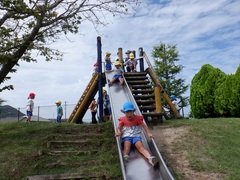 公園の遊具で遊ぶ幼児の写真