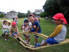 公園の遊具で遊ぶ幼児の写真