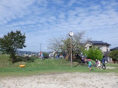 公園の遊具で遊ぶ幼児の写真