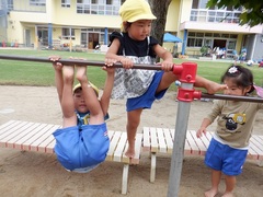 鉄棒をする幼児の写真