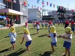 みんなで運動会ごっこをしている写真