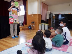 中学生と一緒にお話し会に参加する幼児の写真