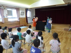 お話し会に参加している幼児の写真