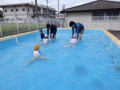 プールで遊んでいる幼児の写真