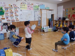 5歳児クラスの幼児が誕生会の出し物の練習をしている写真