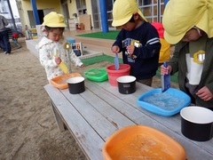 氷で遊ぶ幼児の写真