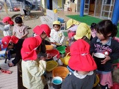 氷で遊ぶ幼児の写真