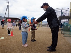 賞状をもらう幼児の写真