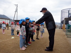 賞状をもらう幼児の写真