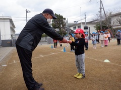 賞状をもらう幼児の写真