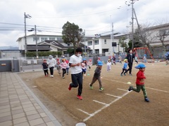 マラソンをする幼児の写真