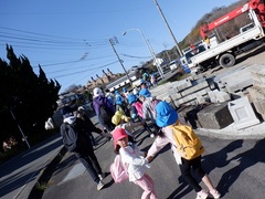 遠足に行く幼児の写真