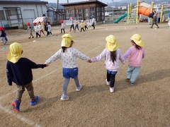 マラソンの後でクールダウンしている幼児の写真