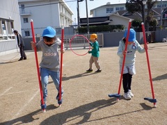竹馬をして遊ぶ幼児の写真