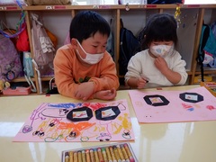 折り紙製作をする幼児の写真
