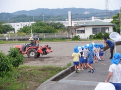 散歩に出掛ける幼児の写真