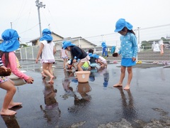 プール掃除をする幼児の写真