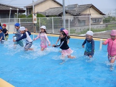 プールで遊んでいる幼児の写真