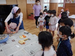 野菜の皮むきをしている幼児の写真