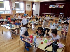 カレーを食べる幼児の写真