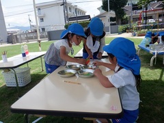 浸し染めをして遊ぶ幼児の写真