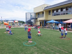 教育実習生とゲームをしている幼児の写真