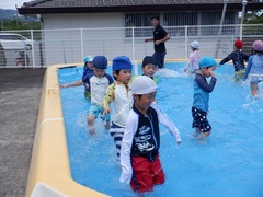 プールで遊ぶ幼児の写真